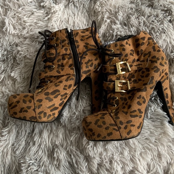 Cheetah Print Woman’s Size 9 - Picture 2 of 4